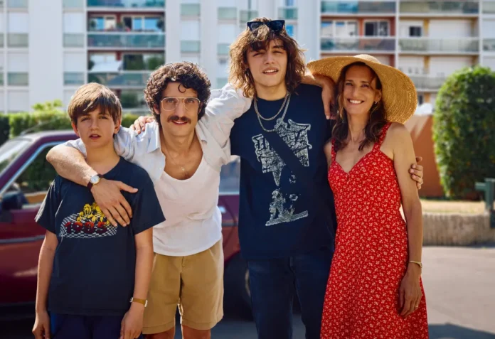 In foto i protagonisti del film Just an Illusion – La mia famiglia quasi perfetta.