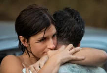 Noi, un po’ meglio: Elio Germano e Maria Chiara Giannetta nella nuova commedia di Daniele Luchetti Maria Chiara Giannetta ed Elio Germano nel film Netflix Noi, un po’ meglio.