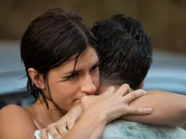 Maria Chiara Giannetta ed Elio Germano nel film Netflix Noi, un po’ meglio.
