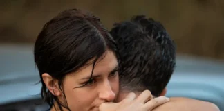 Maria Chiara Giannetta ed Elio Germano nel film Netflix Noi, un po’ meglio.