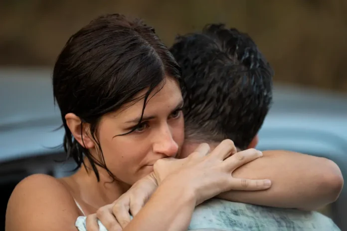 Maria Chiara Giannetta ed Elio Germano nel film Netflix Noi, un po’ meglio.