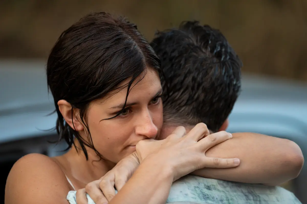 Maria Chiara Giannetta ed Elio Germano nel film Netflix Noi, un po’ meglio.