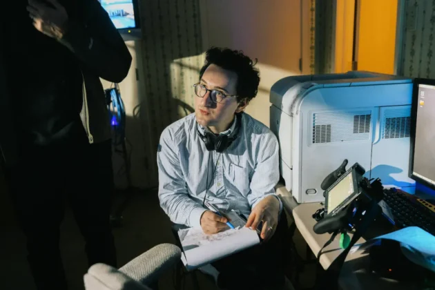 Il regista Lance Oppenheim sul set del film Primetime.