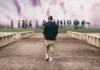Radici, Daniele De Rossi torna all’Ostiamare: la nuova docuserie Sky racconta il calcio dalle sue origini L'ex calciatore Daniele De Rossi nel poster della docuserie Sky Radici.