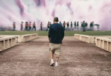 Radici, Daniele De Rossi torna all’Ostiamare: la nuova docuserie Sky racconta il calcio dalle sue origini L'ex calciatore Daniele De Rossi nel poster della docuserie Sky Radici.