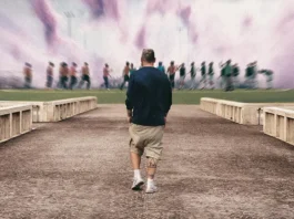 Radici, Daniele De Rossi torna all’Ostiamare: la nuova docuserie Sky racconta il calcio dalle sue origini L'ex calciatore Daniele De Rossi nel poster della docuserie Sky Radici.