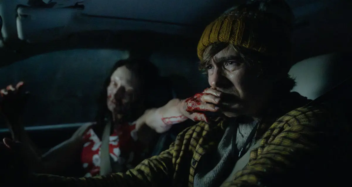 Austin Abrams e uno zombie nell'horror Resident Evil.