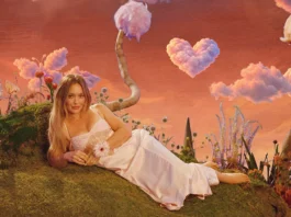 La cantante Hilary Duff nel video del brano CATastrophe.