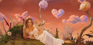 La cantante Hilary Duff nel video del brano CATastrophe.