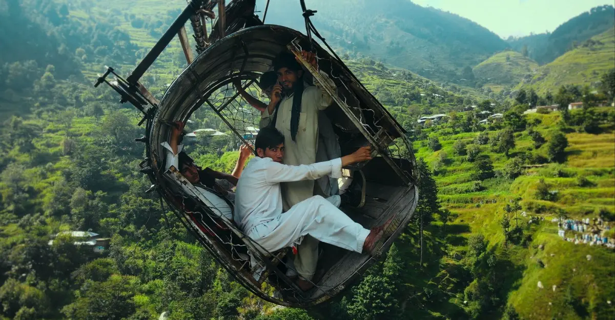 Una scena dal documentario Hanging by a Wire.