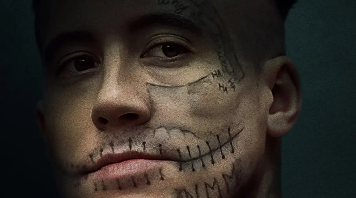 La key-art della serie Paramount+ Il bel diavolo: Il killer dal fascino letale.