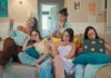 Scomode – In 5 sul divano, la nuova serie RaiPlay: cinque coinquiline, un divano e tanti disastri In foto le protagoniste della serie Rai Play Scomode – In 5 sul divano.