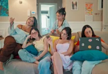 Scomode – In 5 sul divano, la nuova serie RaiPlay: cinque coinquiline, un divano e tanti disastri In foto le protagoniste della serie Rai Play Scomode – In 5 sul divano.