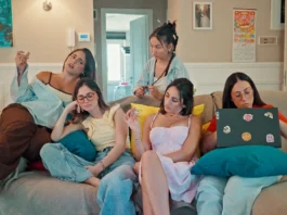 In foto le protagoniste della serie Rai Play Scomode – In 5 sul divano.