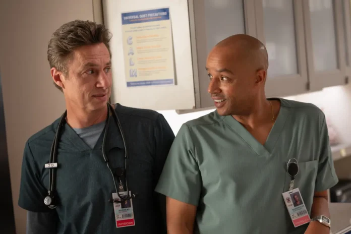 Zach Braff e Donald Faison nella stagione 2 del revival di Scrubs.