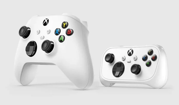 In foto il nuovo Xbox Nano Controller e il controller classico di Xbox Series X.